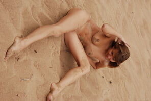 photo amateur stunning_pussy-in-the-sand_alina_high_0070