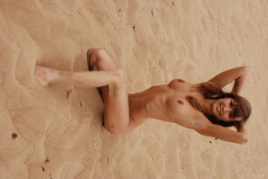amateur pic stunning_pussy-in-the-sand_alina_high_0114