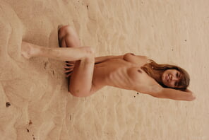amateur pic stunning_pussy-in-the-sand_alina_high_0115