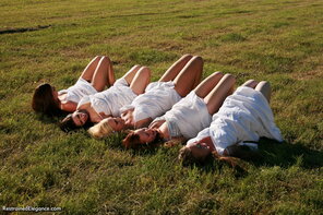 foto amadora Ariel Anderssen & Her Friends-Slavegirls - Happy New Year! 058