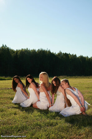 foto amadora Ariel Anderssen & Her Friends-Slavegirls - Happy New Year! 102