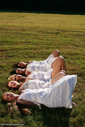 amateur photo Ariel Anderssen & Her Friends-Slavegirls - Happy New Year! 062