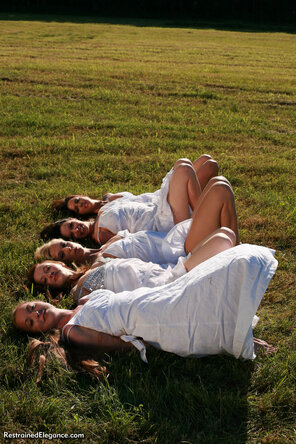 foto amadora Ariel Anderssen & Her Friends-Slavegirls - Happy New Year! 061