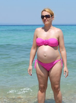 foto amateur Pregnant in a pink bikini