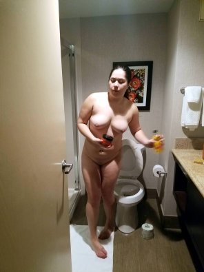 zdjęcie amatorskie getting ready for a shower