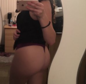 foto amateur [19][online] a little dorm room mirror pic before bedðŸ˜˜