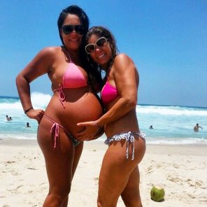 amateurfoto Using two hands to hold her friend's big belly