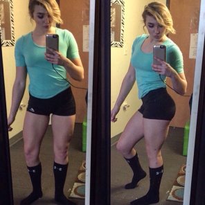 zdjęcie amatorskie Showing off her booty gains