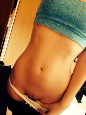 foto amatoriale Flat stomach and a landing strip