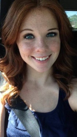 amateurfoto Cute Redhead Selfie in a Car.