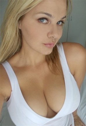 foto amatoriale Showing some cleavage