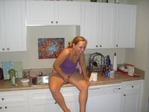 amateurfoto Peeing in the sink