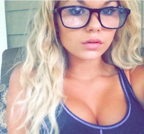amateur-Foto Glasses and cleavage