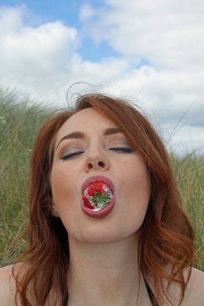 zdjęcie amatorskie She loves strawberries