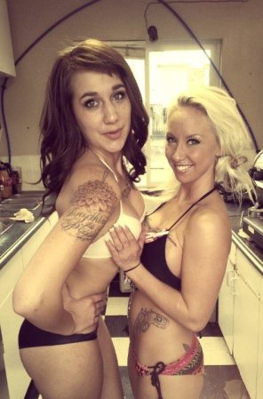 foto amatoriale Brunette and Blonde Baristas Serving up Two Cups