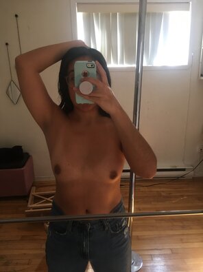 amateur pic Morning! Serving you tits and armpit for your delight! ;)