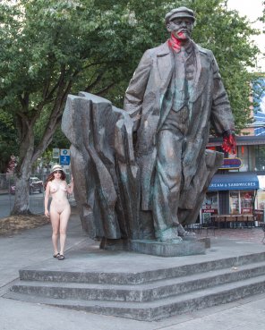 foto amadora Completely Naked Next to Lenin, in Seattle