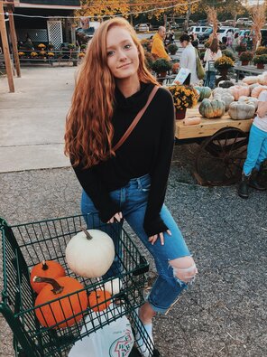 foto amadora Pretty with pumpkins