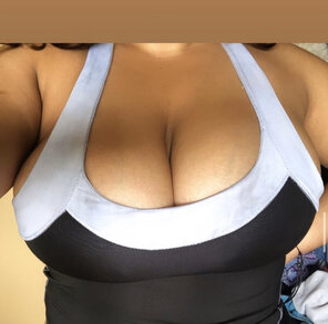 photo amateur [OC] Even with a sports bra they slip out ðŸ˜©