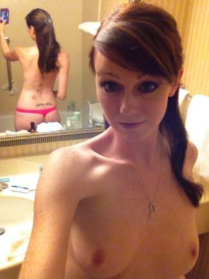 zdjęcie amatorskie Cute front and back selfie