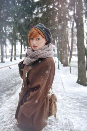 zdjęcie amatorskie Beautiful redhead in the snow