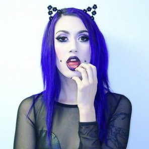 zdjęcie amatorskie Hair Face Blue Purple Violet Lip 