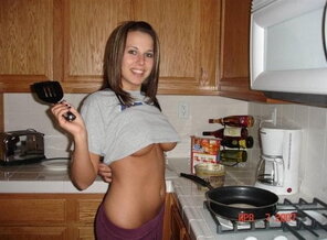 amateur photo Making you pancakes with a side of underboob