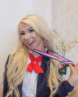 zdjęcie amatorskie Debaters with Kenzie Reeves and Vina Sky (7)