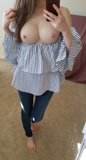 foto amatoriale Is this the right way to wear this shirt? ðŸ¤”â˜º [f31]