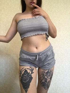 アマチュア写真 Many people think that tattooed girls are more available to sex with strangers. Do you think that's true?