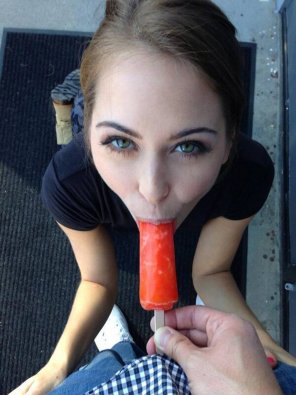foto amadora Popsicle blowjob