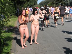 zdjęcie amatorskie Naked race spectators