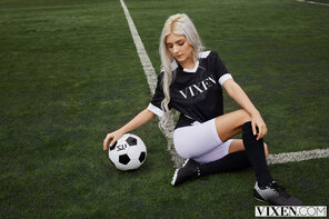 amateur photo Eva Elfie with her favourite soccer star [4k] (24)