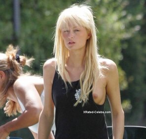 amateur pic Paris Hilton nude tit slip 005