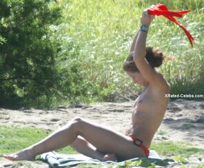 amateur photo Rebecca Gayheart nude topless 003