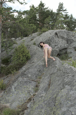 foto amateur stunning_girl-on-the-rock_roza-a_high_0022