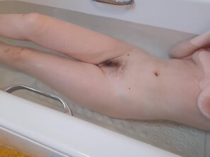 foto amatoriale Wanna climb in the bath with a real Scottish girl?????????????????????????????