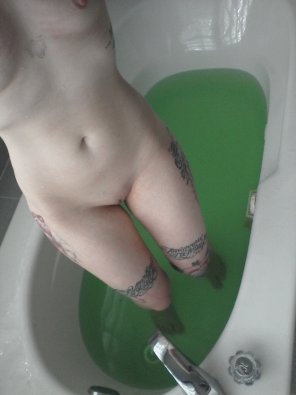 photo amateur [F]ound this throwback of me in bathbomb water ðŸ’šðŸ¥°ðŸ‘½