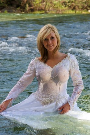foto amadora Modeling a brides dress in a river.