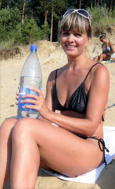 Lana Bottle nude