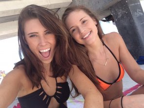 photo amateur Two happy girls