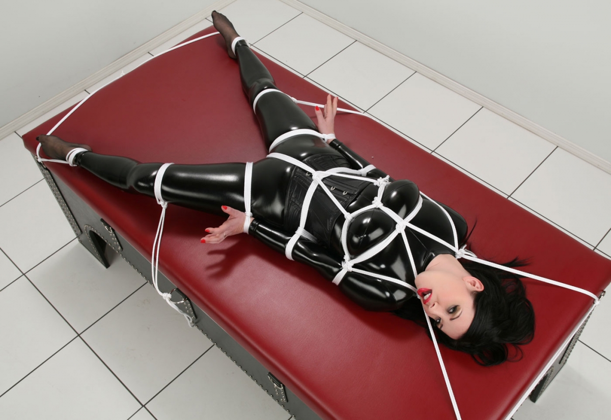 amateur photo BCatsuitTie018