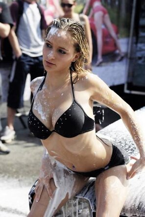 zdjęcie amatorskie after_you_see_bikini_car_washes_theres_no_other_way_to_wash_your_car_anymore_640_19