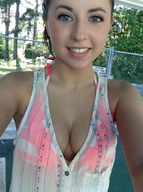photo amateur Showing some cleavage