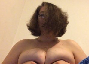 zdjęcie amatorskie Covering her nips