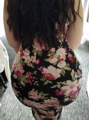 foto amadora My half black, half white wi[f]e has an insanely big booty. She needs encouragement to show it off more.