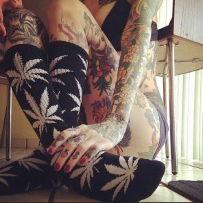 zdjęcie amatorskie Weed and Tattoo girl