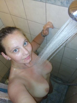 zdjęcie amatorskie Selfie in the shower