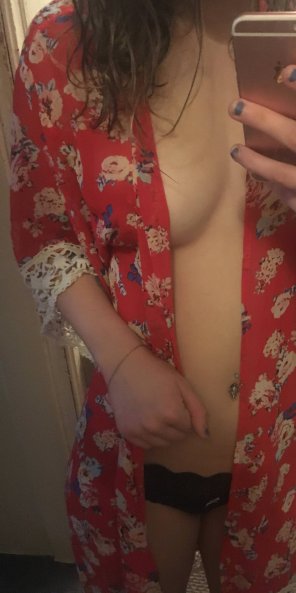 amateur pic I love using this robe to just cover my nipple [F]