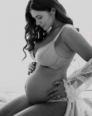 amateurfoto Kelly Hall is pregnant